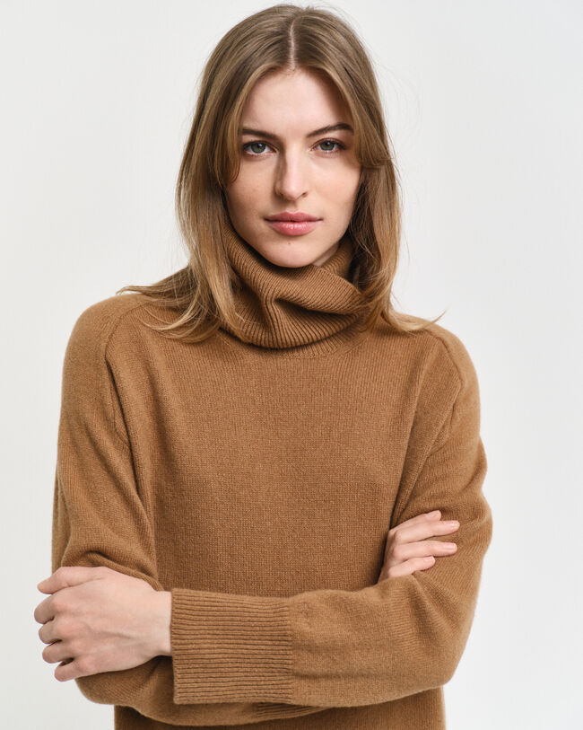 Kl&auml;nning med polokrage och detaljer i fiskbensm&ouml;nster