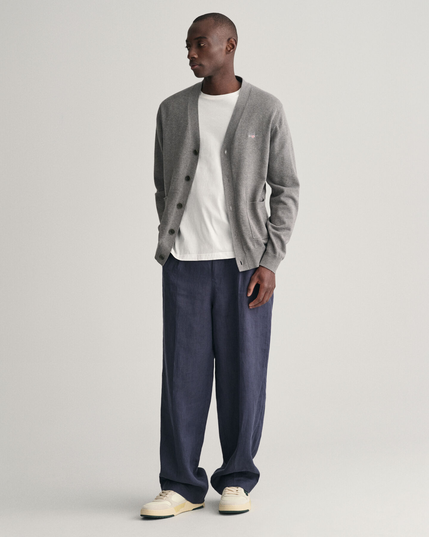 Klassisk bomullskofta med V-ringning