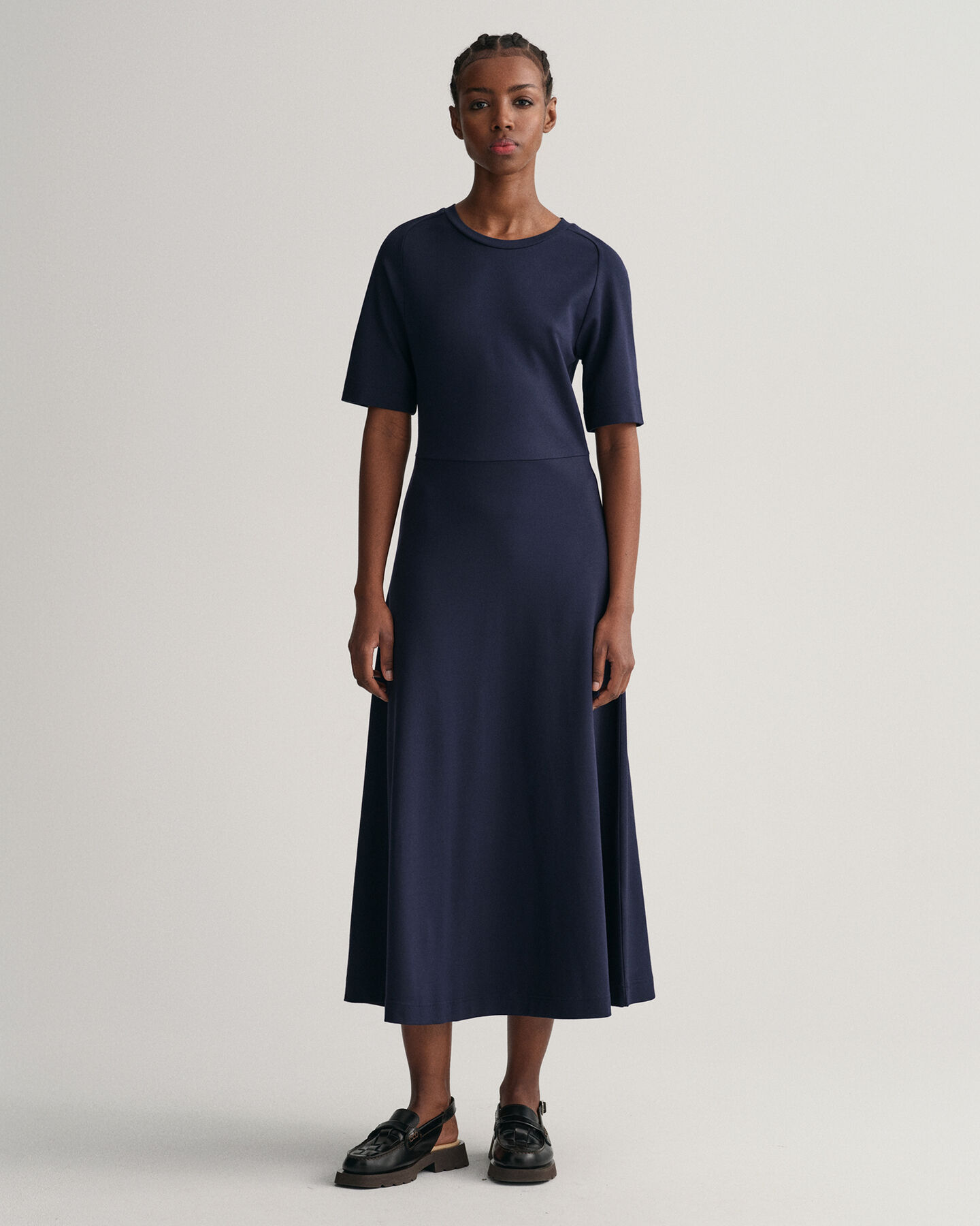 Utst&auml;lld kort&auml;rmad crew neck kl&auml;nning