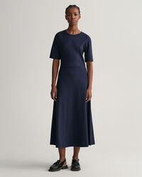 Utst&auml;lld kort&auml;rmad crew neck kl&auml;nning