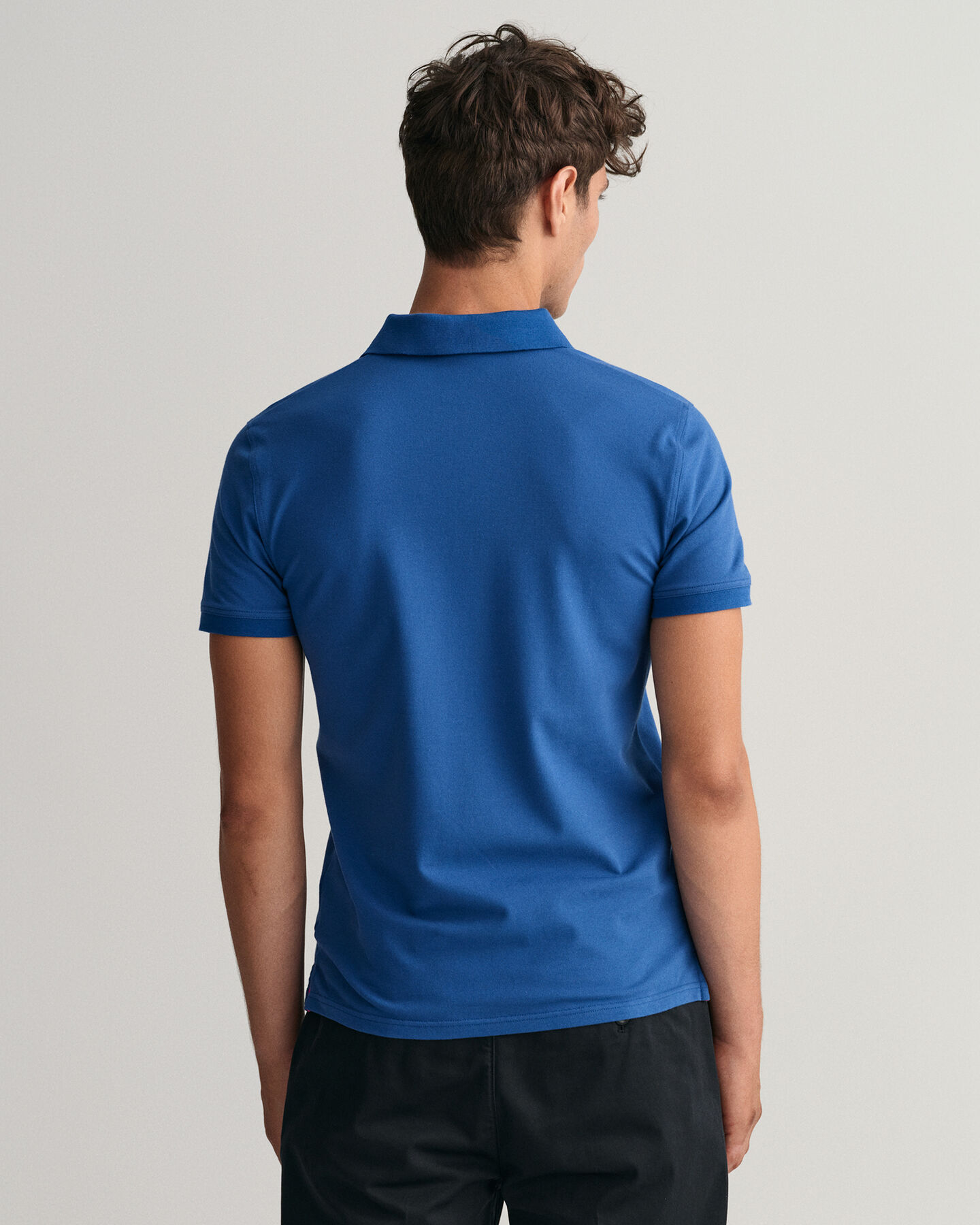 Kontrastf&auml;rgad Rugger pik&eacute;tr&ouml;ja med krage