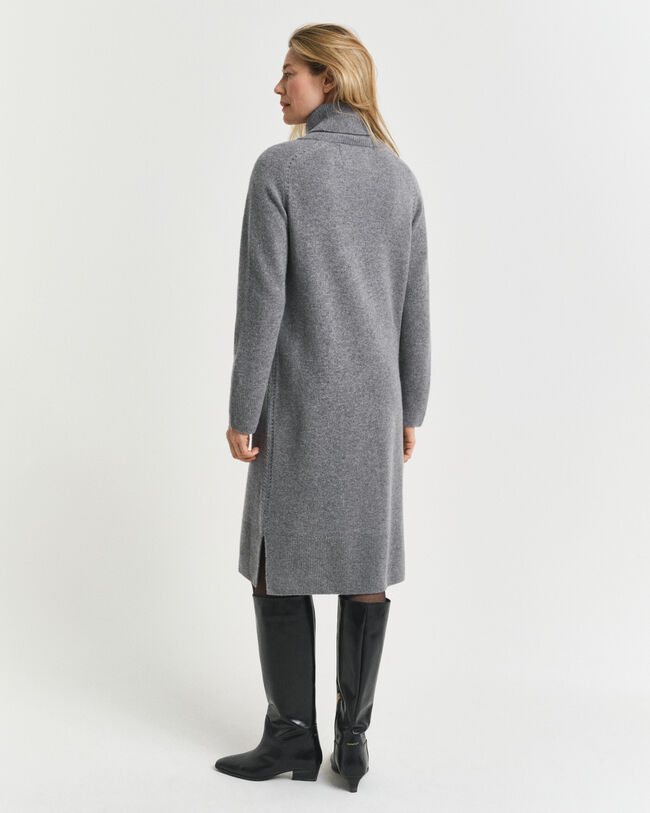 Klänning med polokrage och stickade detaljer