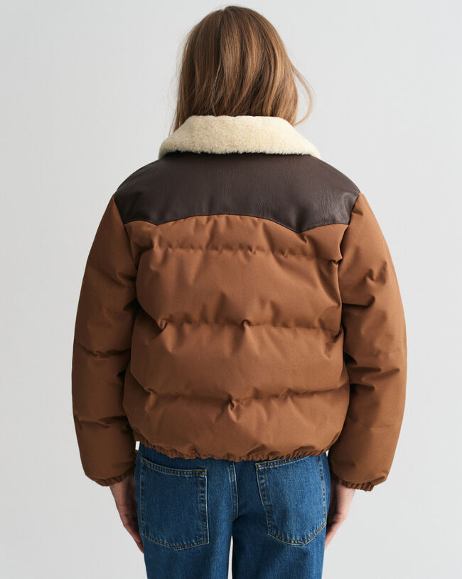 Vadderad jacka med fuskpälskrage