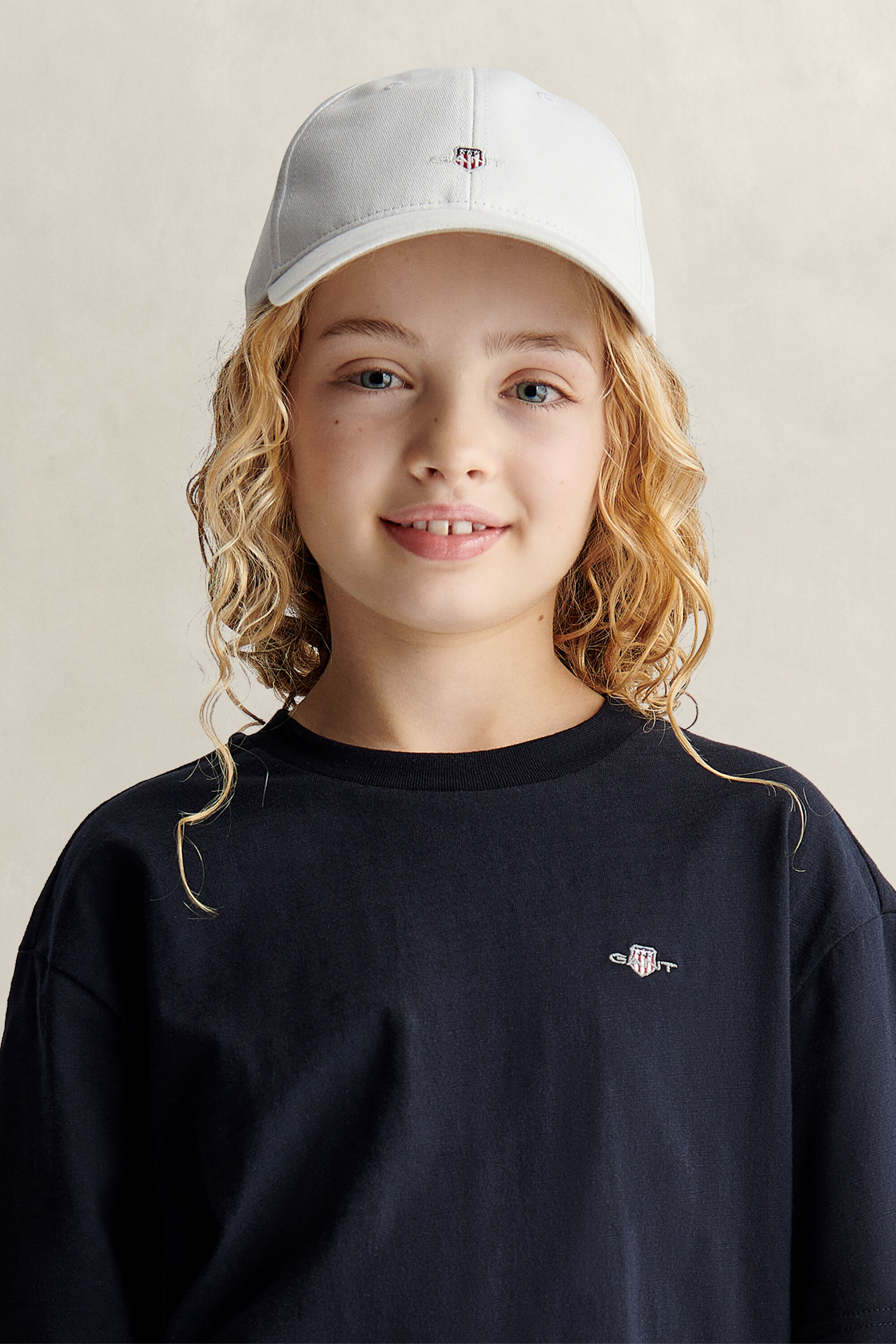 Teens keps med sköldemblem