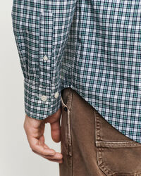 Regular fit sm&aring;rutig poplinskjorta