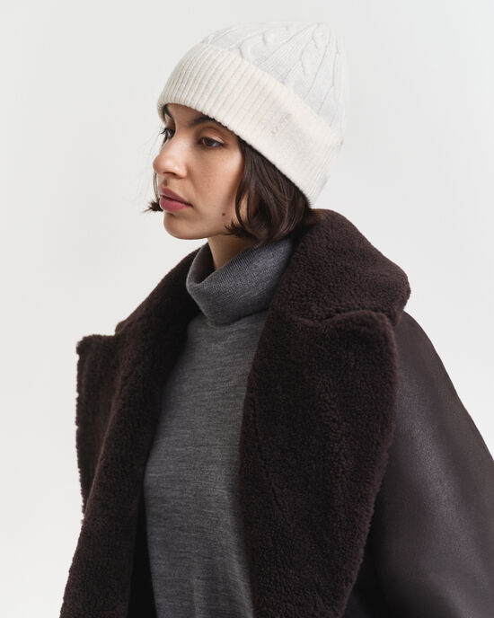 Kabelstickad yllemössa