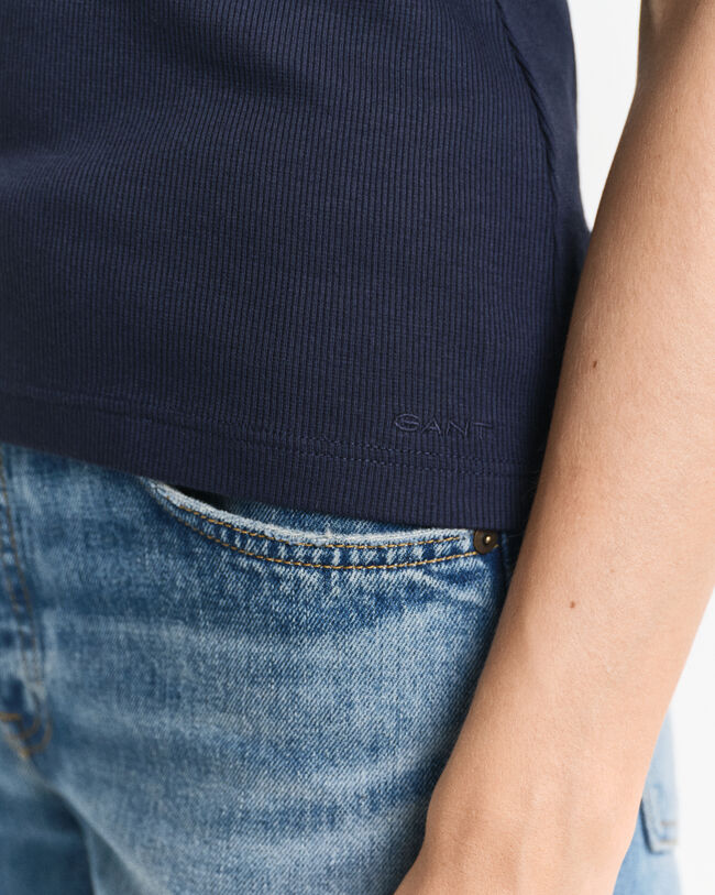 Ribbstickat linne med hög hals