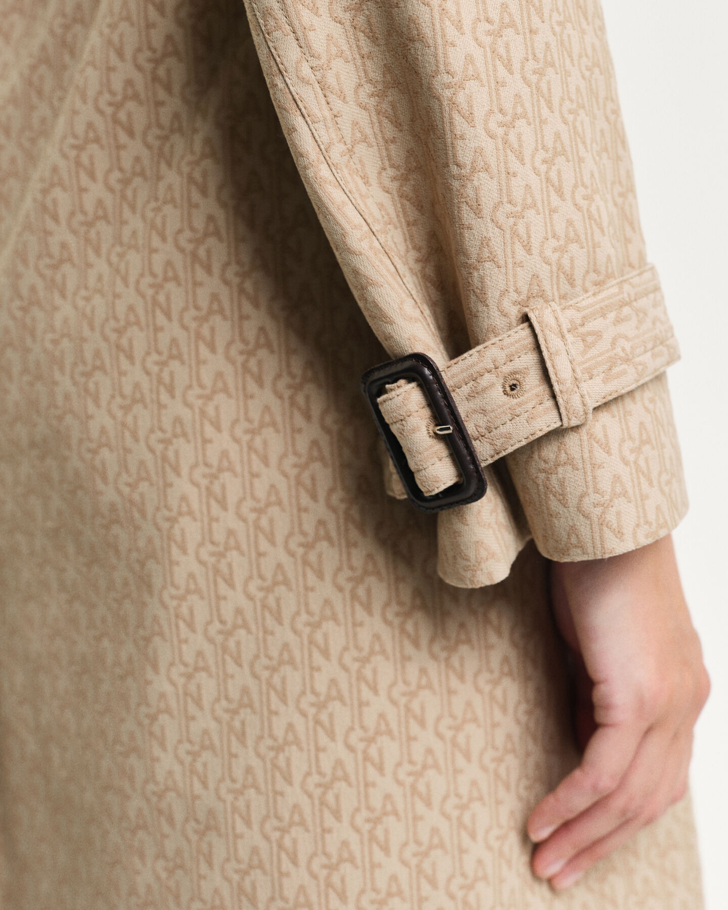 Trenchcoat i jacquard med monogram