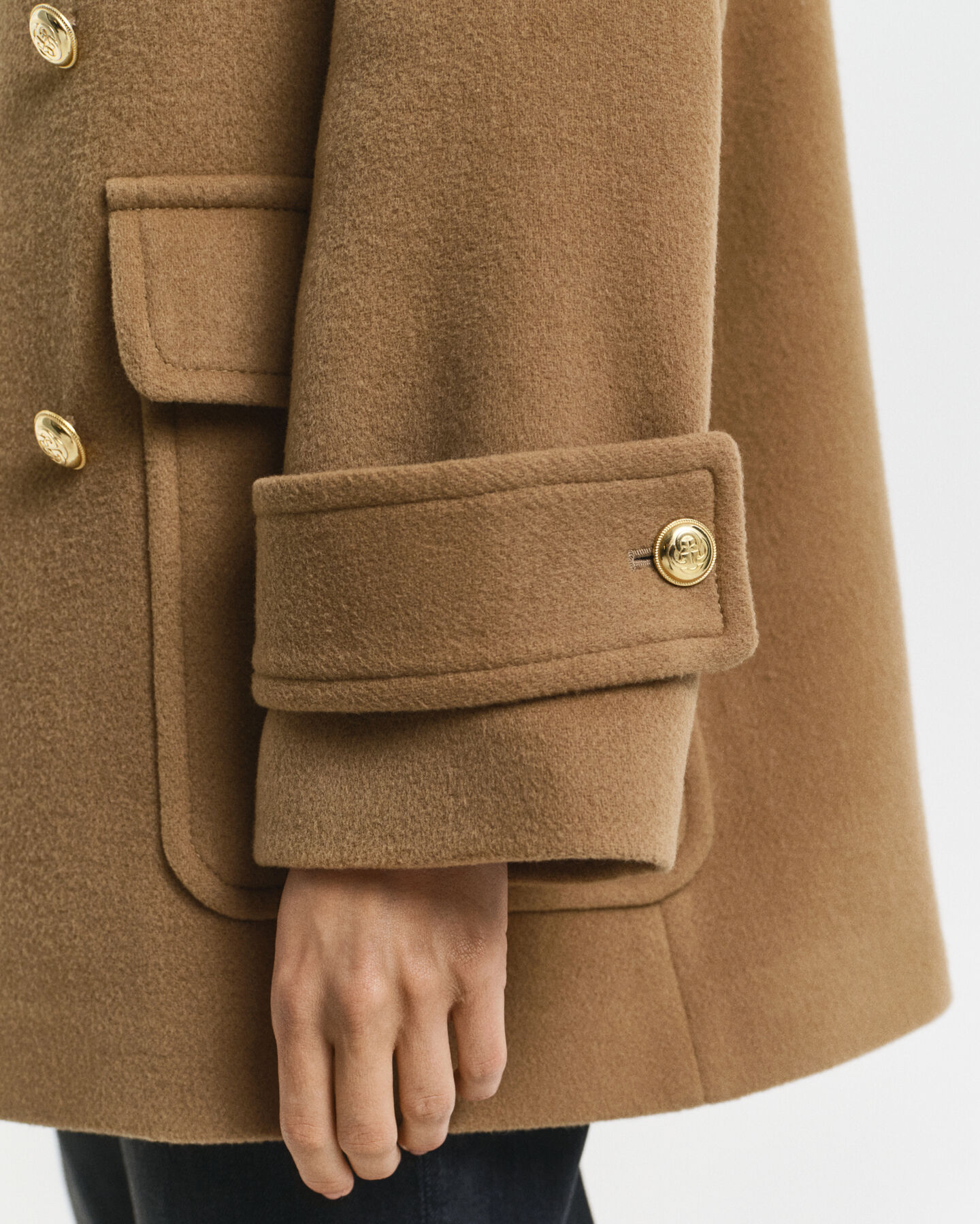 Medellång skepparkavaj i ylle