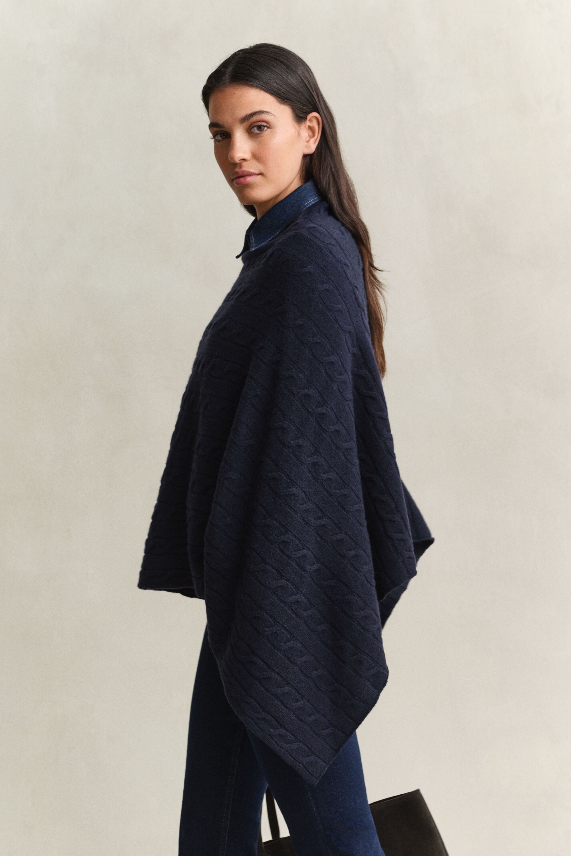 Kabelstickad ylleponcho