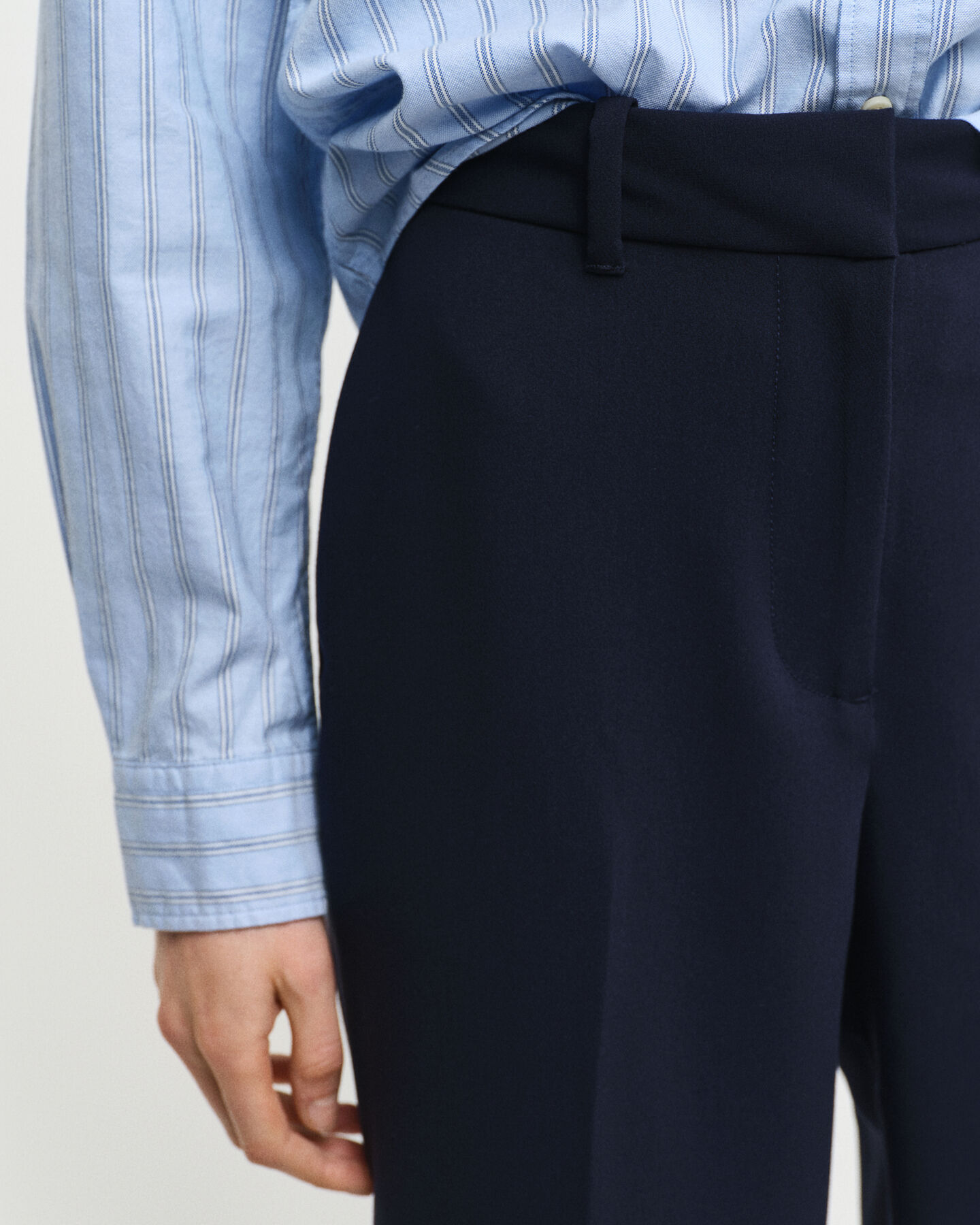 Slim fit slacks med utställda ben