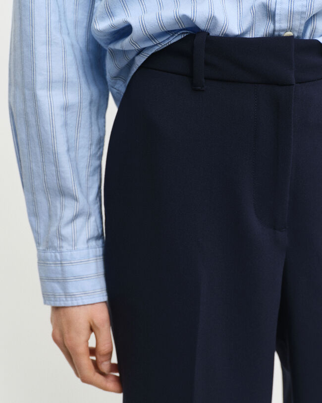 Slim fit slacks med utställda ben