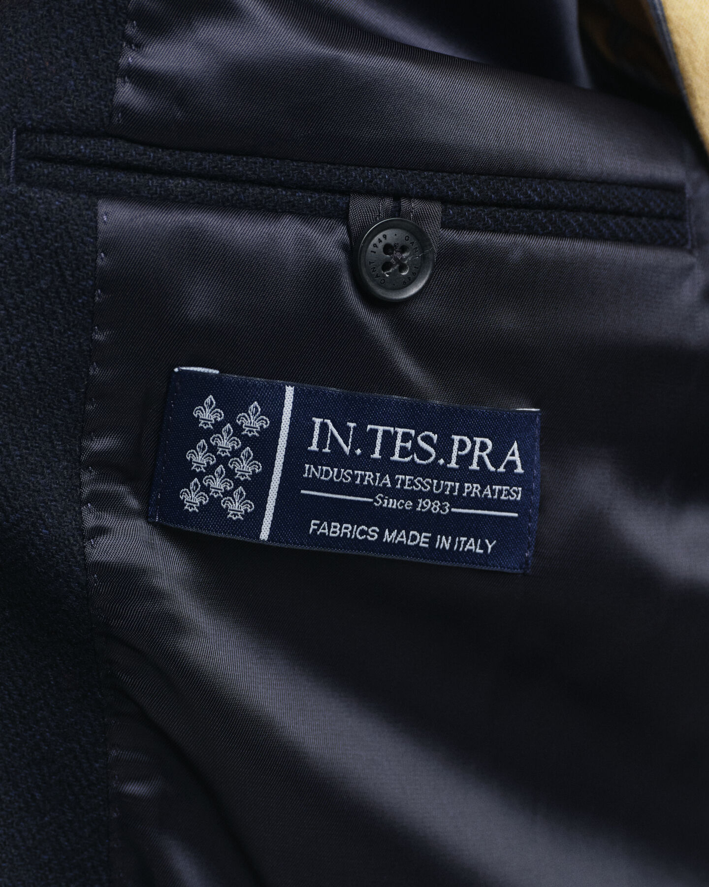 Kostymkavaj med fiskbensmönster