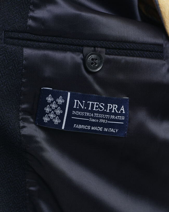 Kostymkavaj med fiskbensmönster