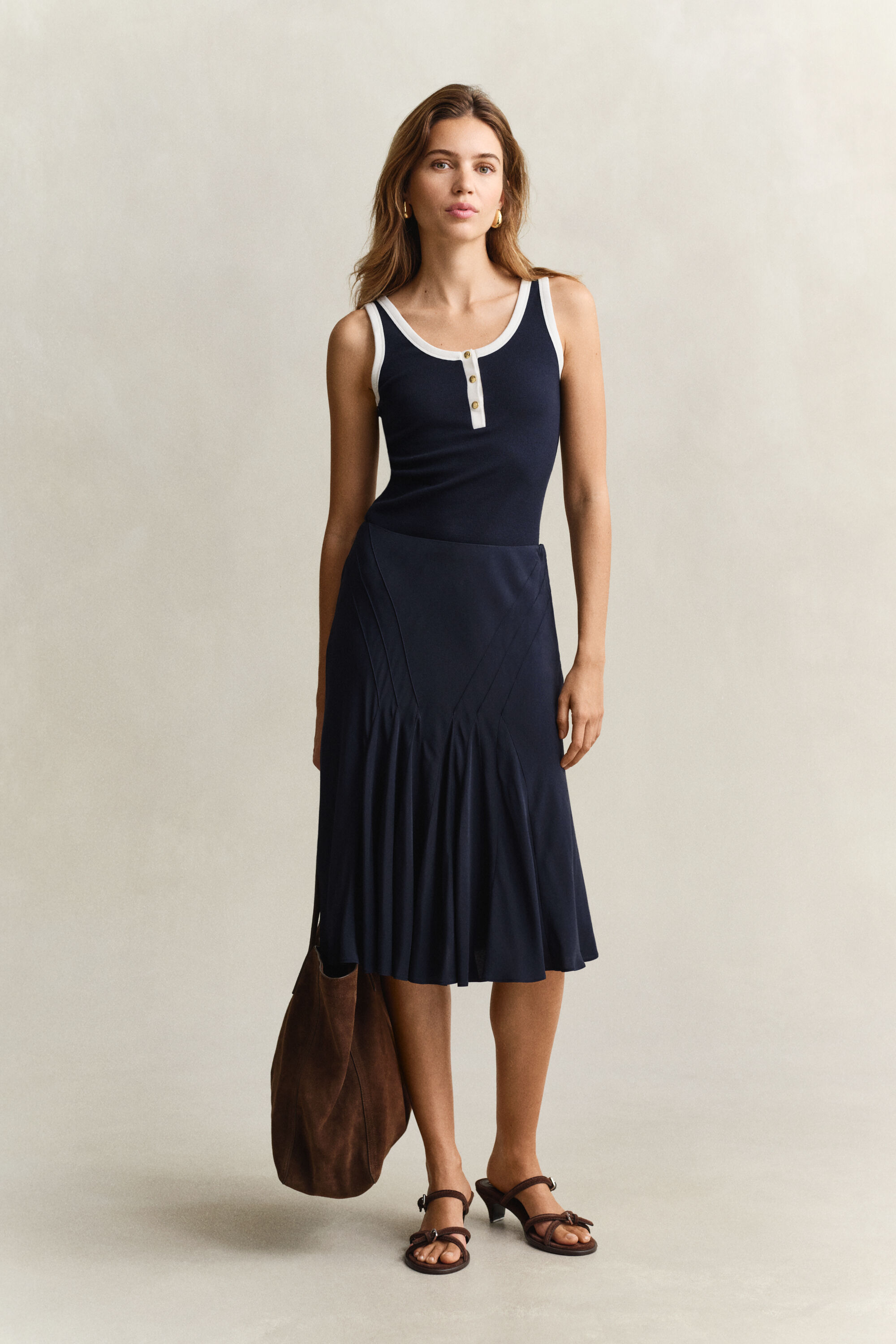 Utsvängd snedskuren kjol