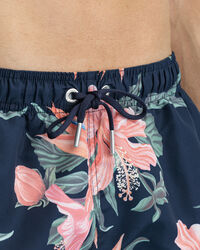 Classic fit tropiskt m&ouml;nstrade badshorts