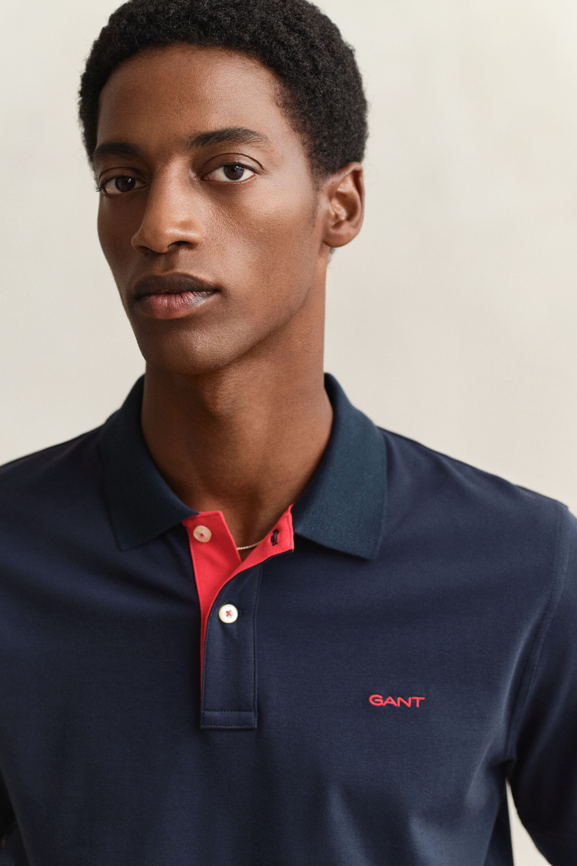 Kontrastfärgad pikétröja