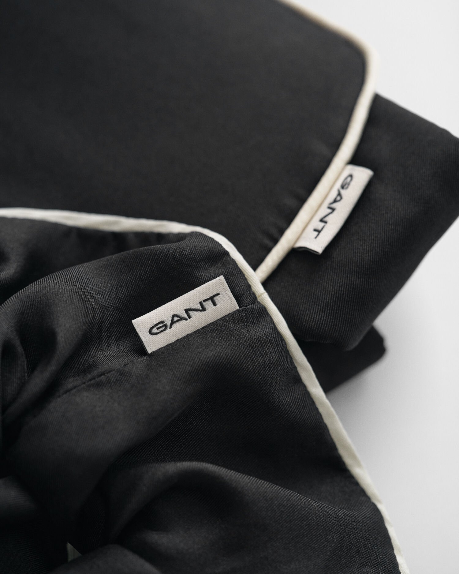 Sovmask och scrunchie i silke i presentförpackning