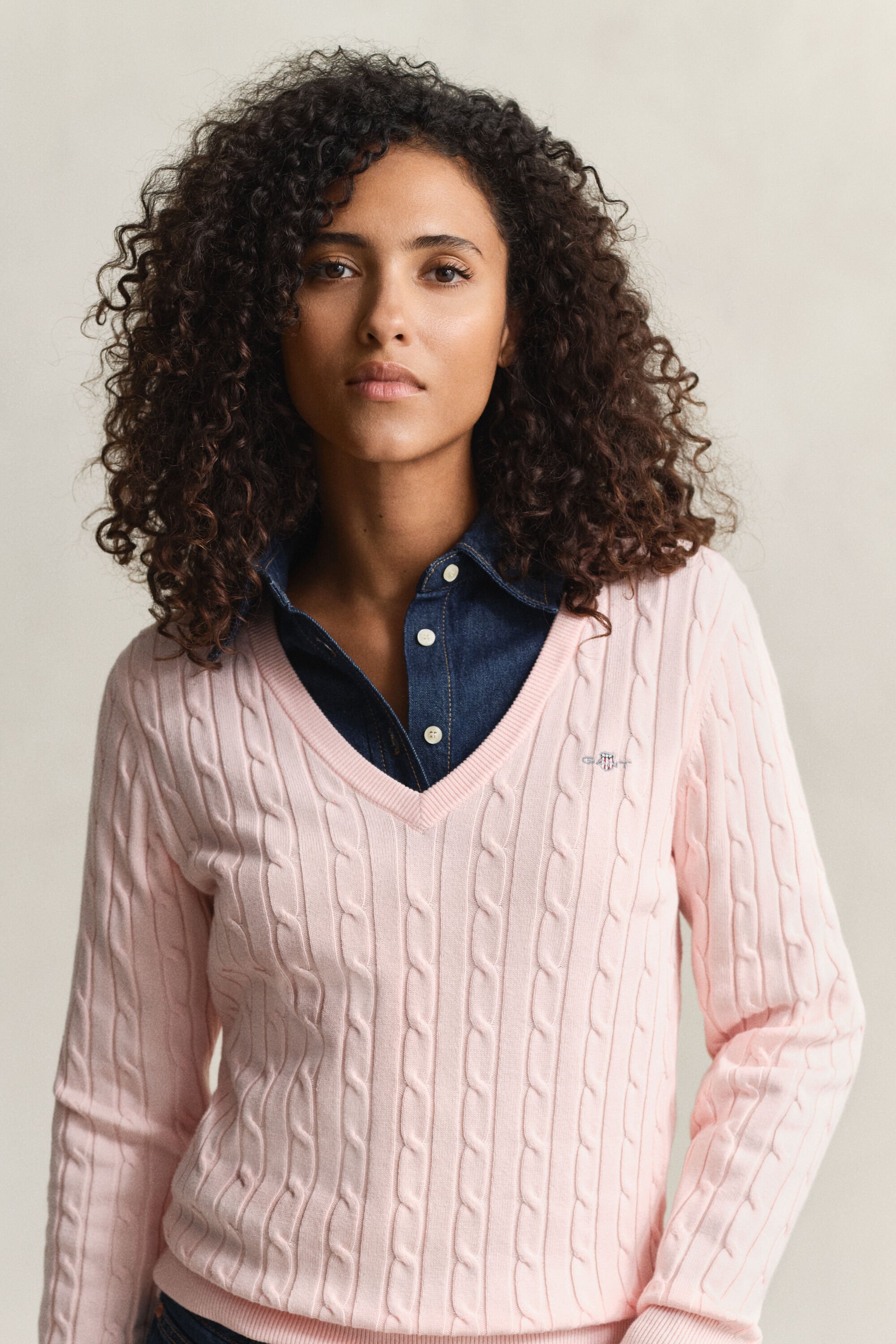 V-ringad kabelstickad tröja