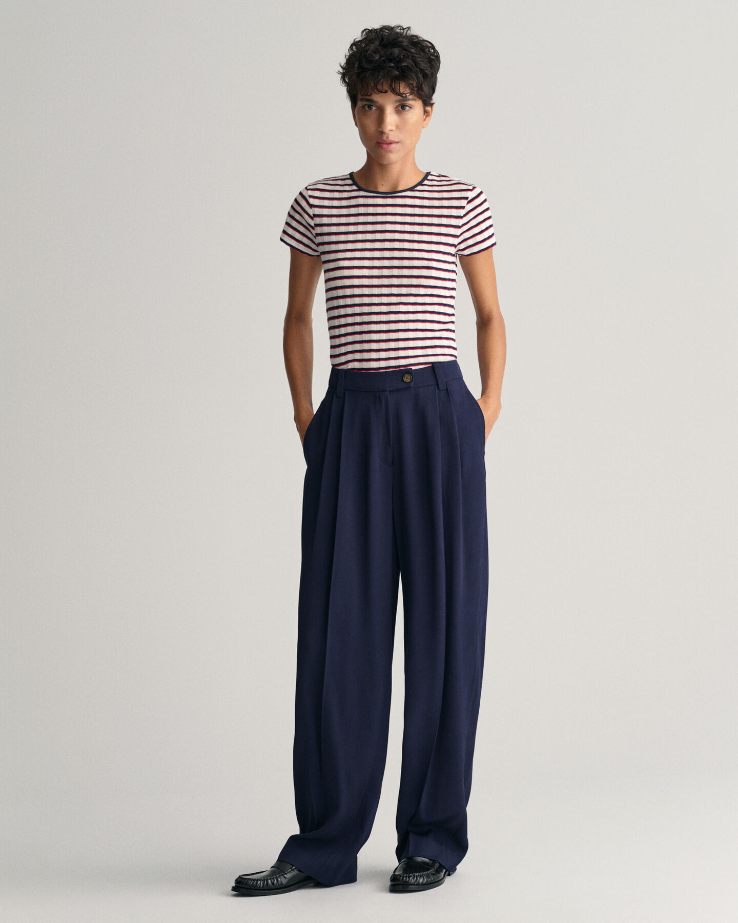 Loose fit chinos med låg midja och vida ben