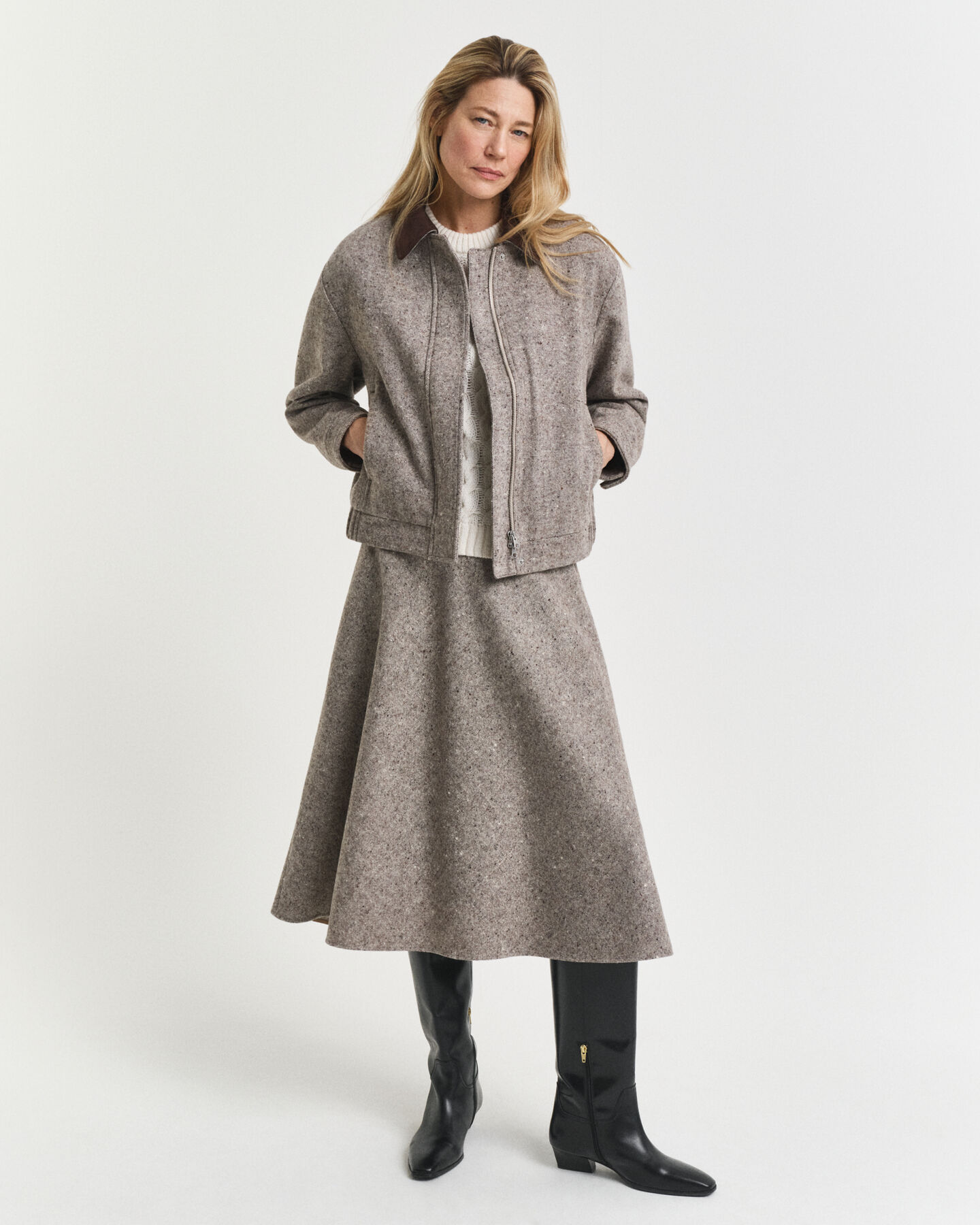 Utsvängd midikjol i ull