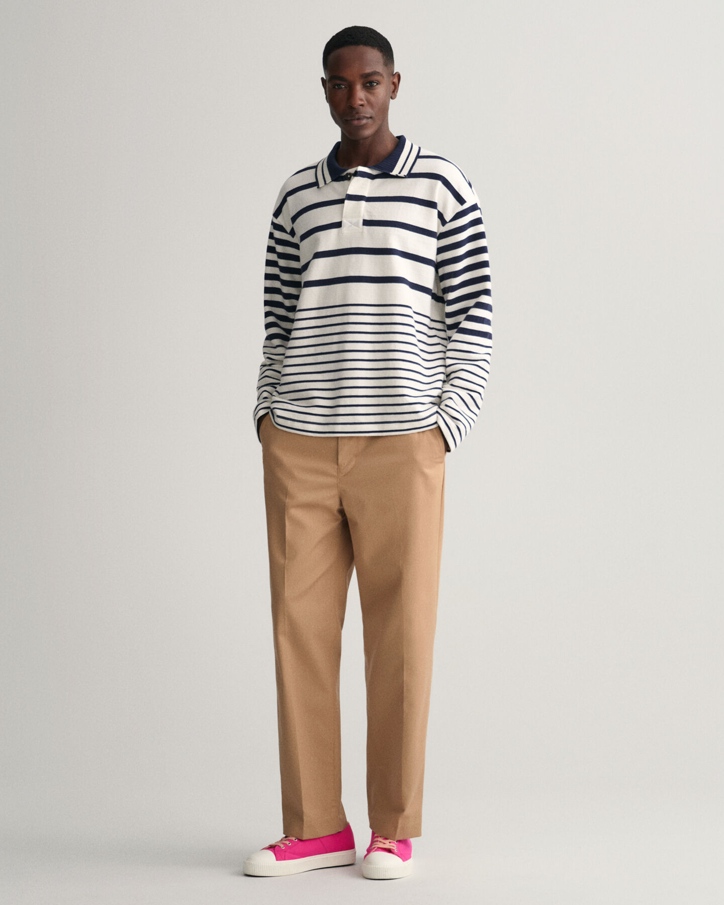 Grovstickad rugger med randig krage