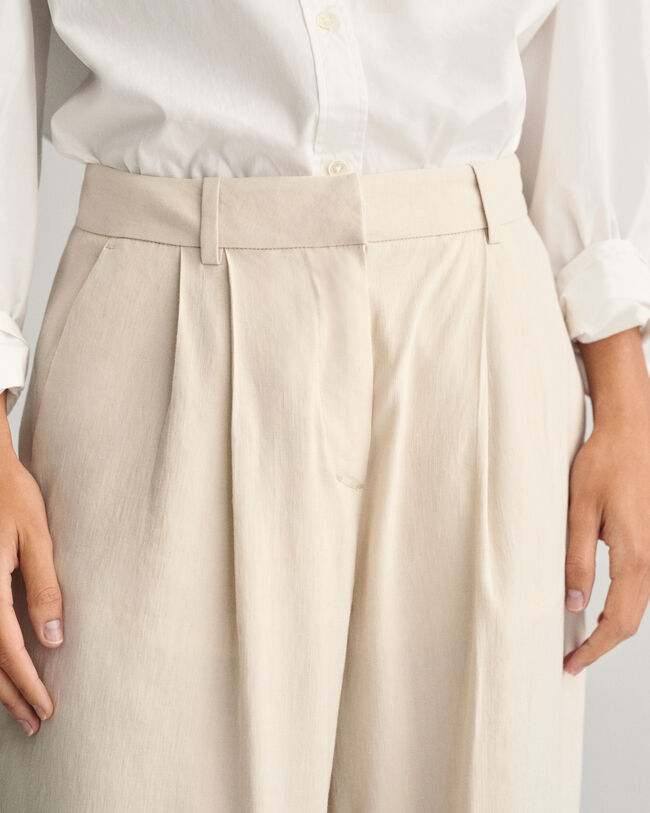 Relaxed fit välskurna byxor i stretchigt linne