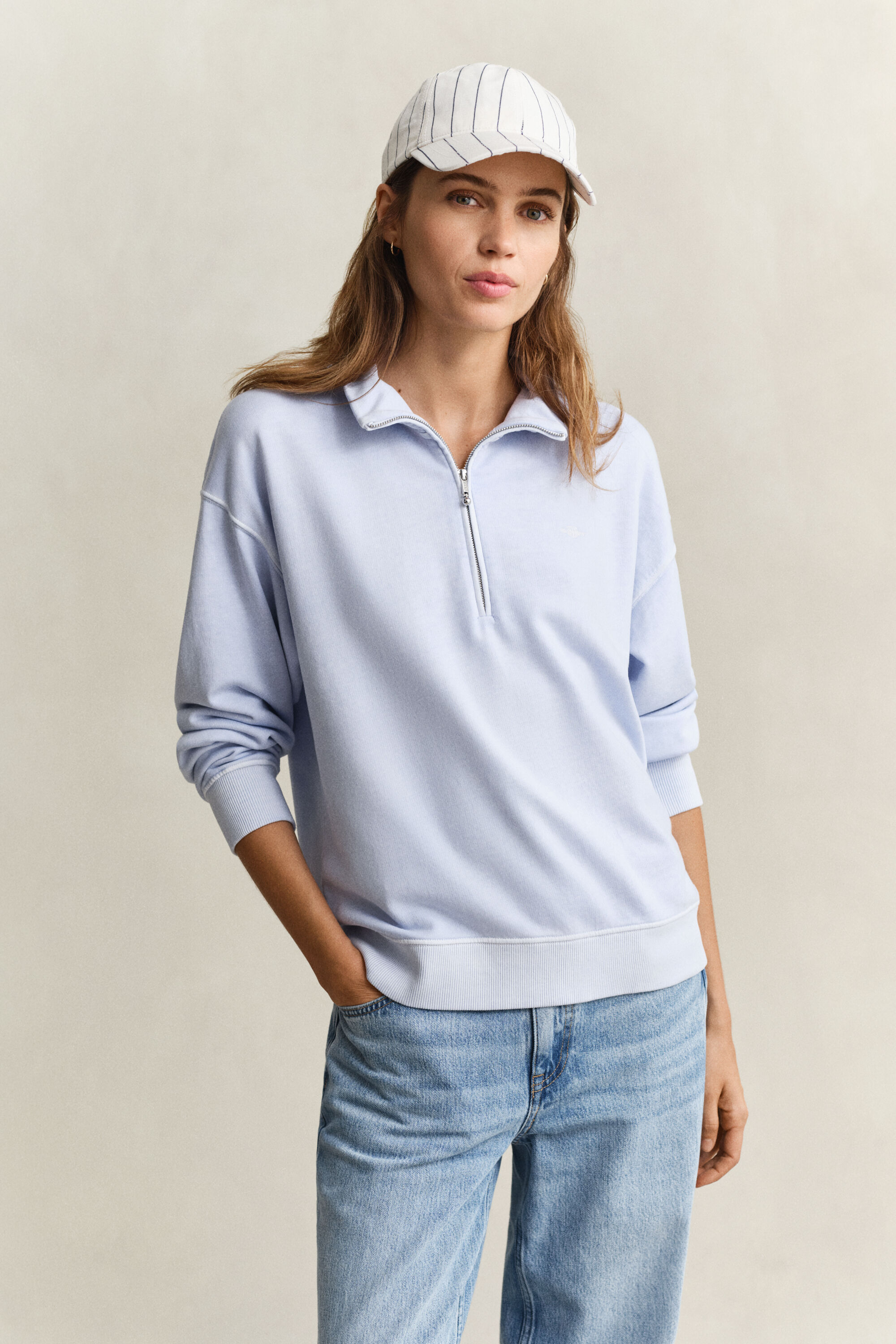 Tvättad sweatshirt med half-zip och sköldlogo