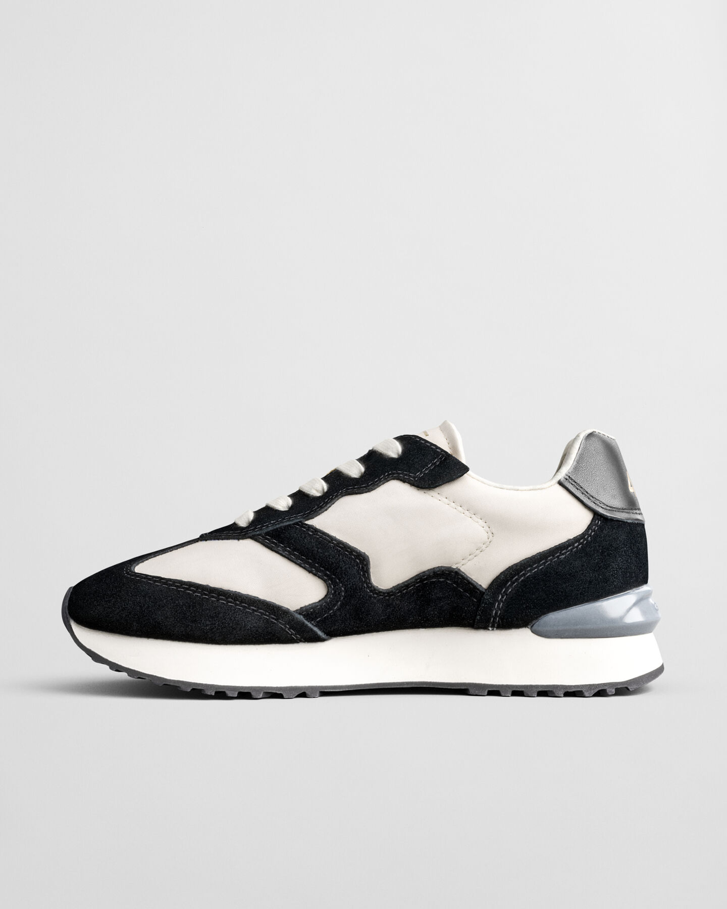 Bevinda sneakers i mocka och nylon