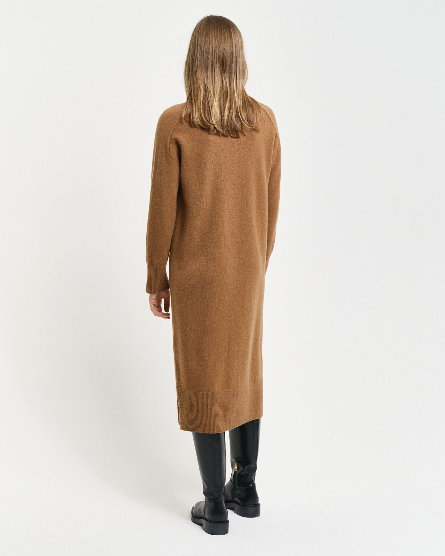 Kl&auml;nning med polokrage och detaljer i fiskbensm&ouml;nster