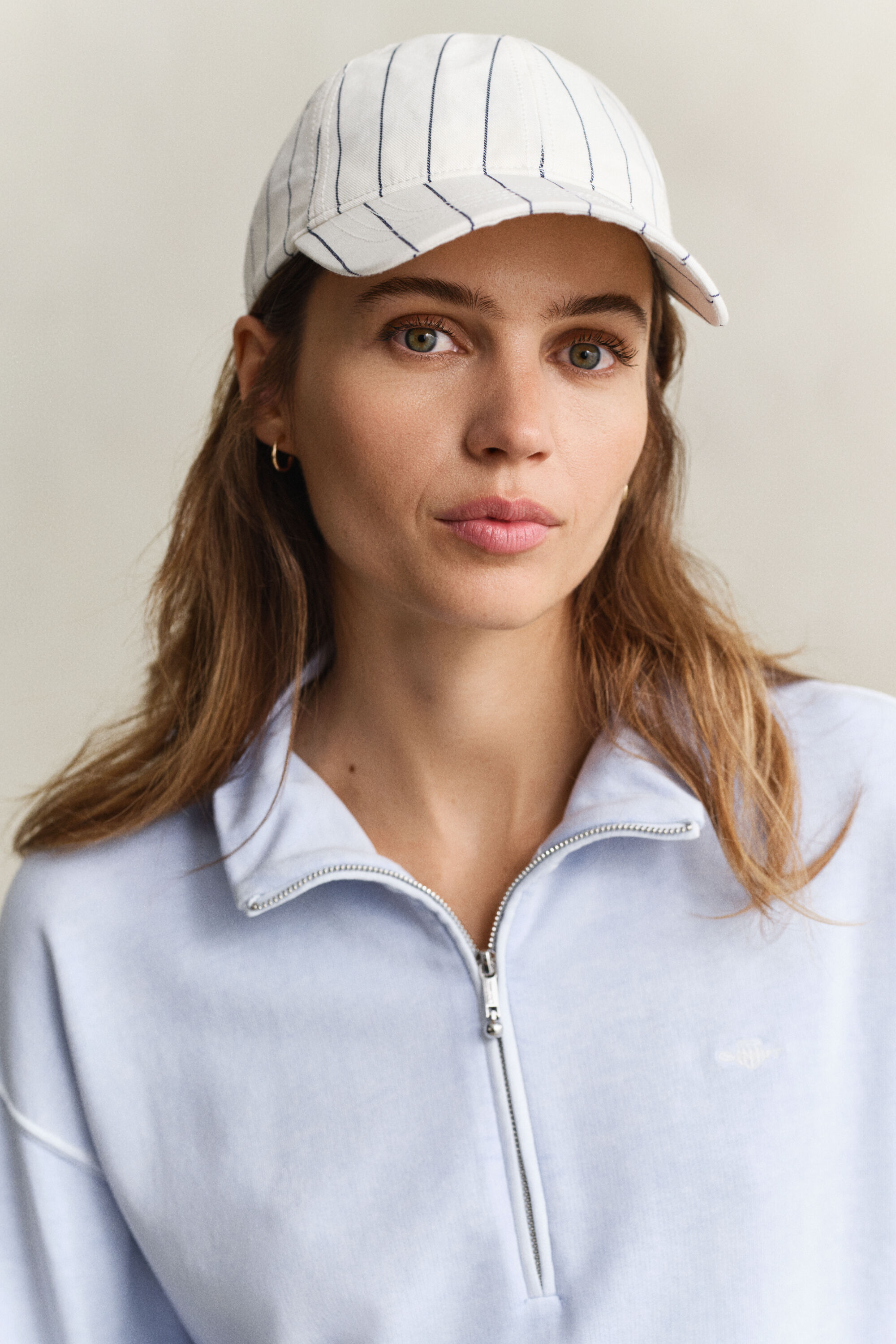 Tvättad sweatshirt med half-zip och sköldlogo