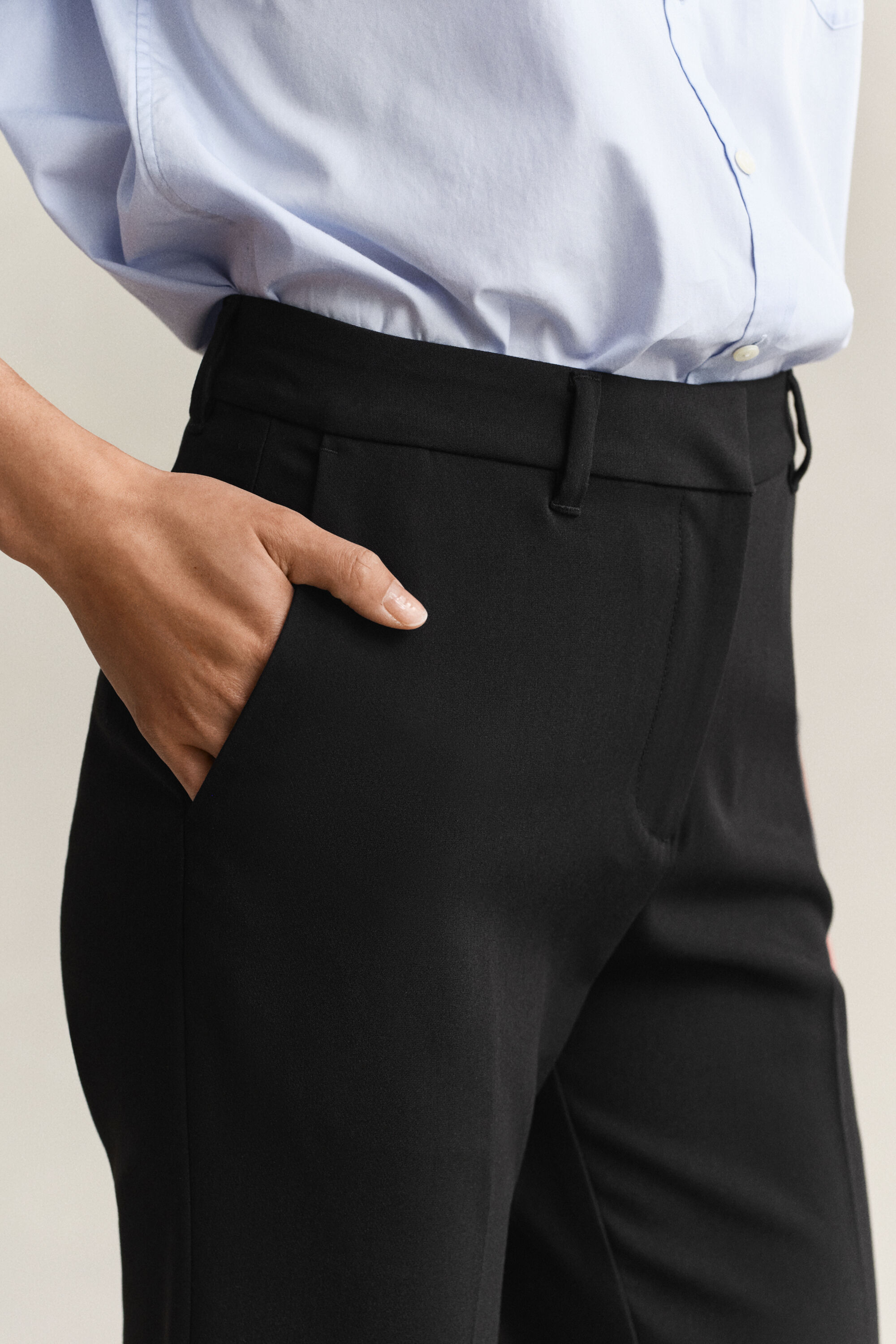 Slim fit slacks med utställda ben