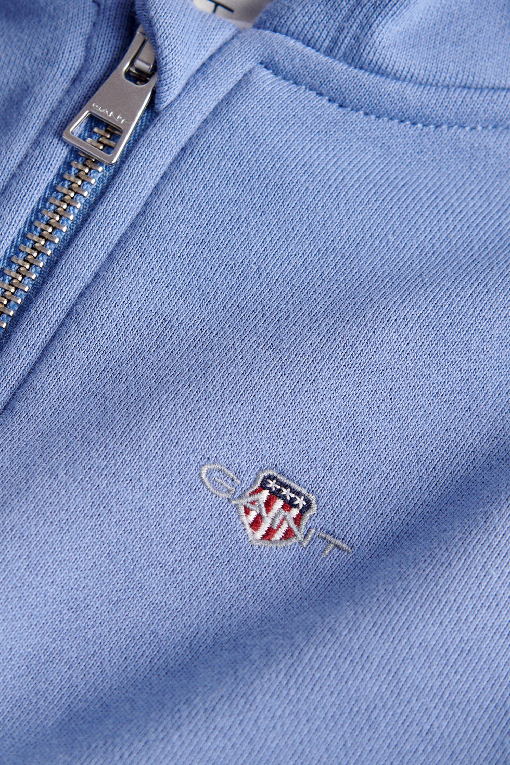 Boys set med hoodie med dragkedja, T-shirt och sweatpants med sköldemblem