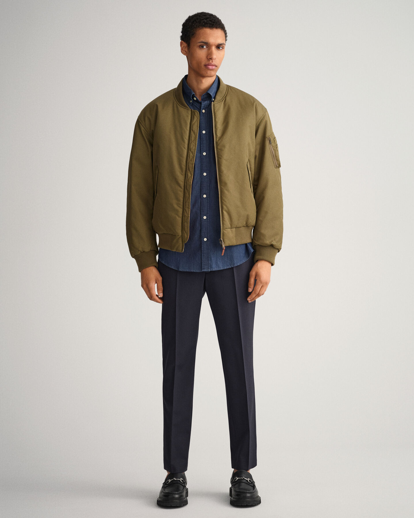 Slim fit indigof&auml;rgad skjorta