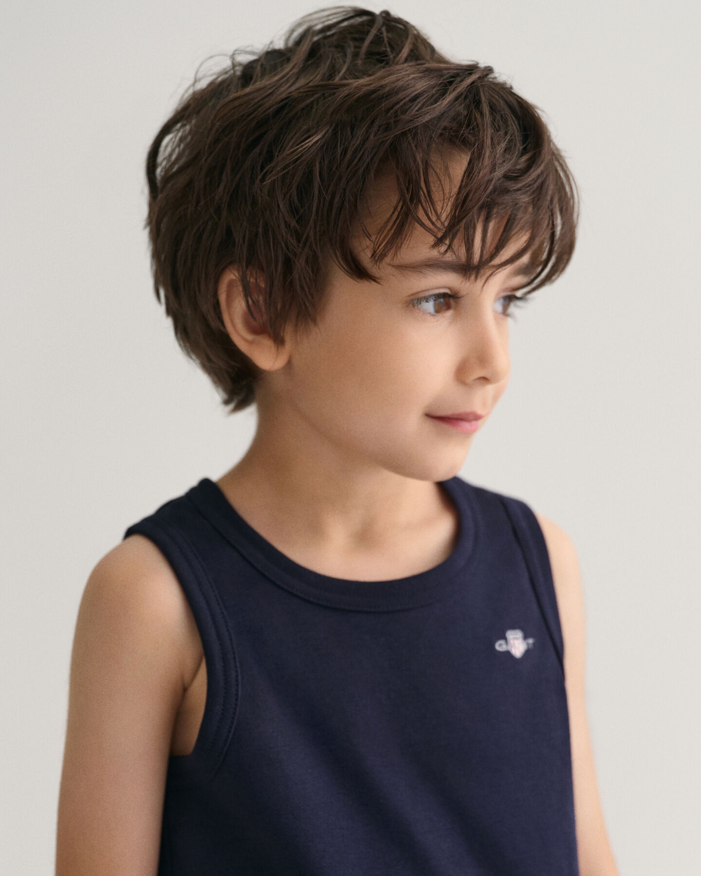 Kids linne med sk&ouml;ldemblem