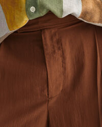 Relaxed fit kostymbyxor i silke