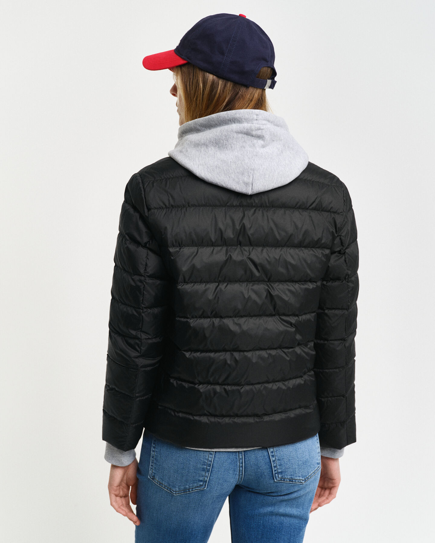 Tunn dunjacka med logotyp