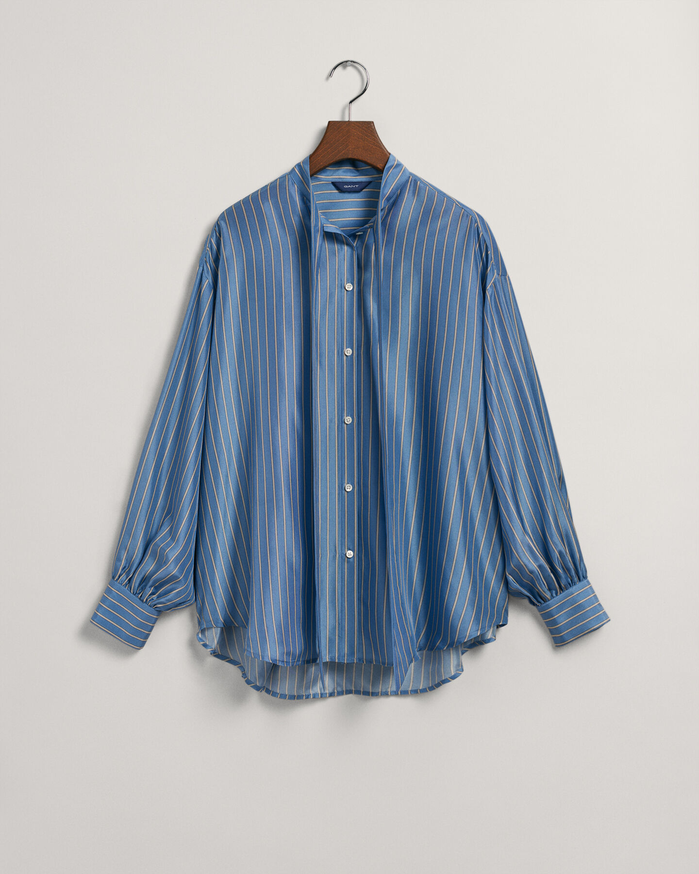 Randig knytblus i siden