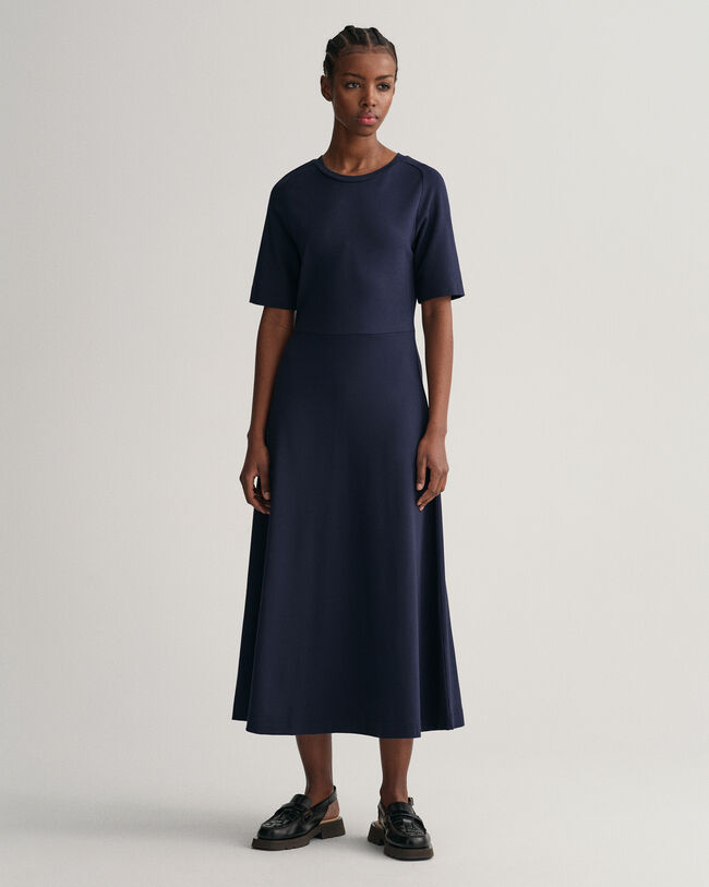 Utst&auml;lld kort&auml;rmad crew neck kl&auml;nning