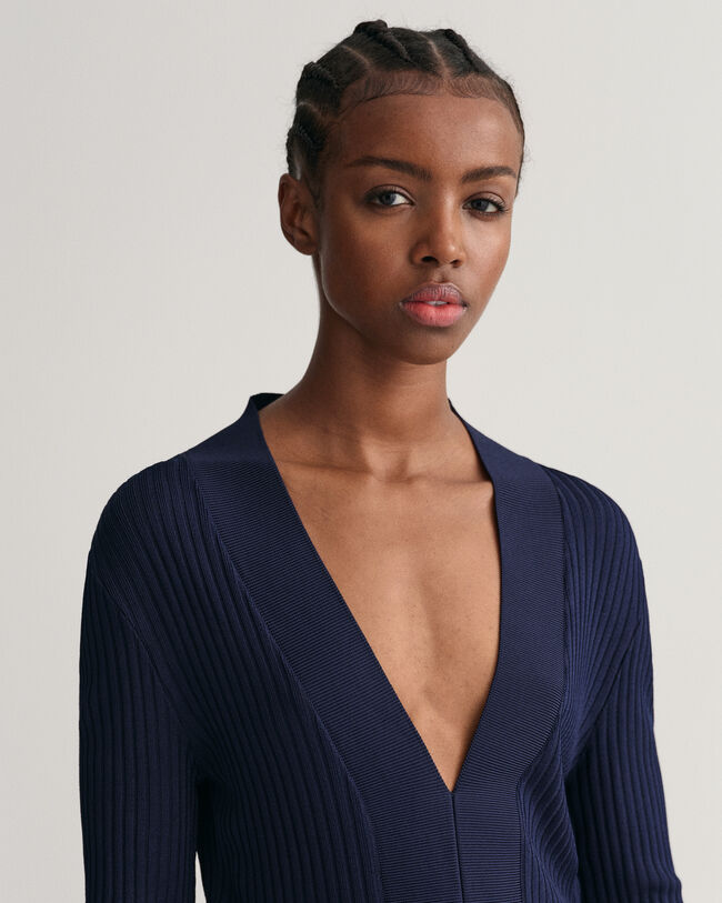 Ribbstickad tr&ouml;ja med V-ringning och l&aring;ng &auml;rm