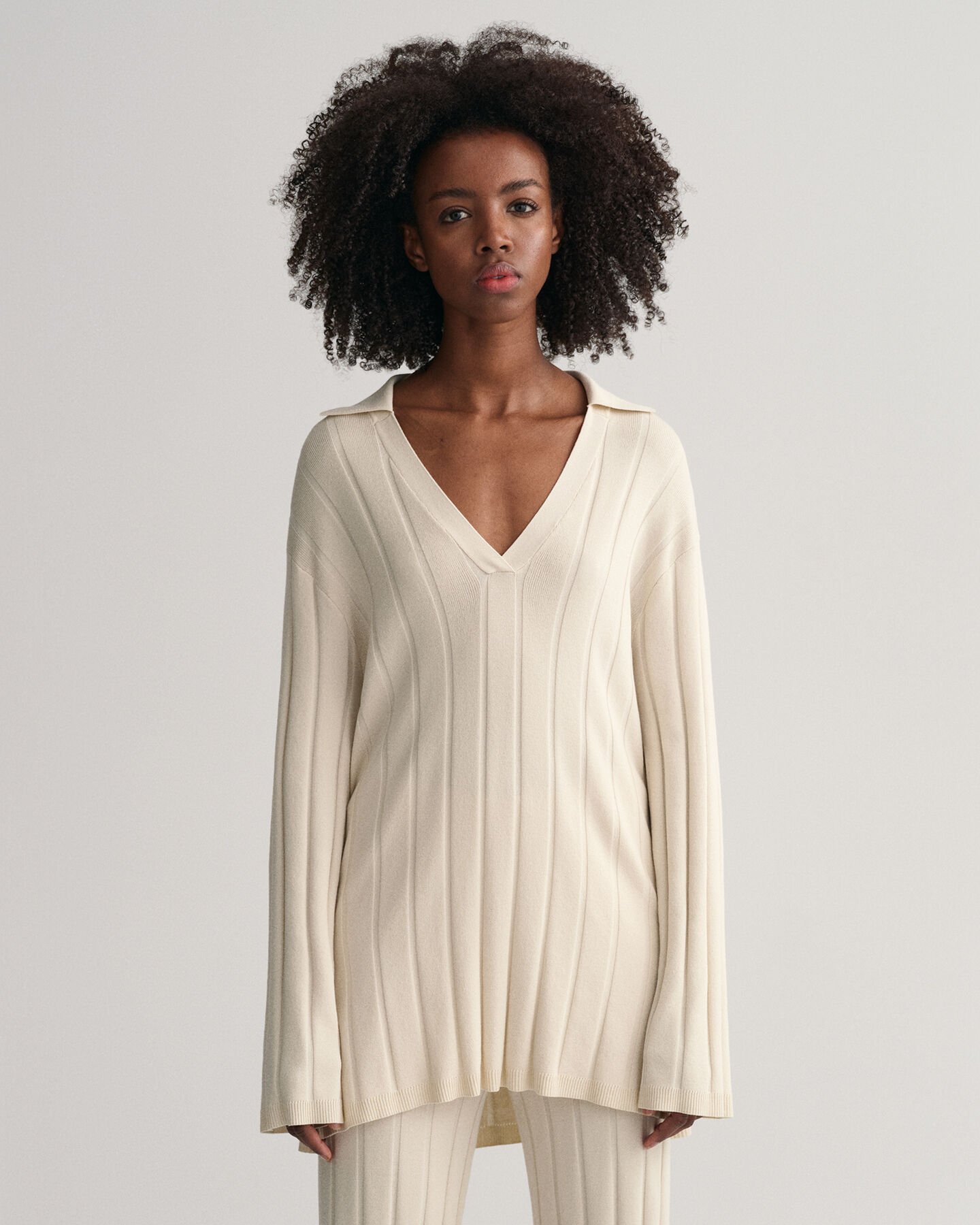 Ribbstickad tröja med öppen krage