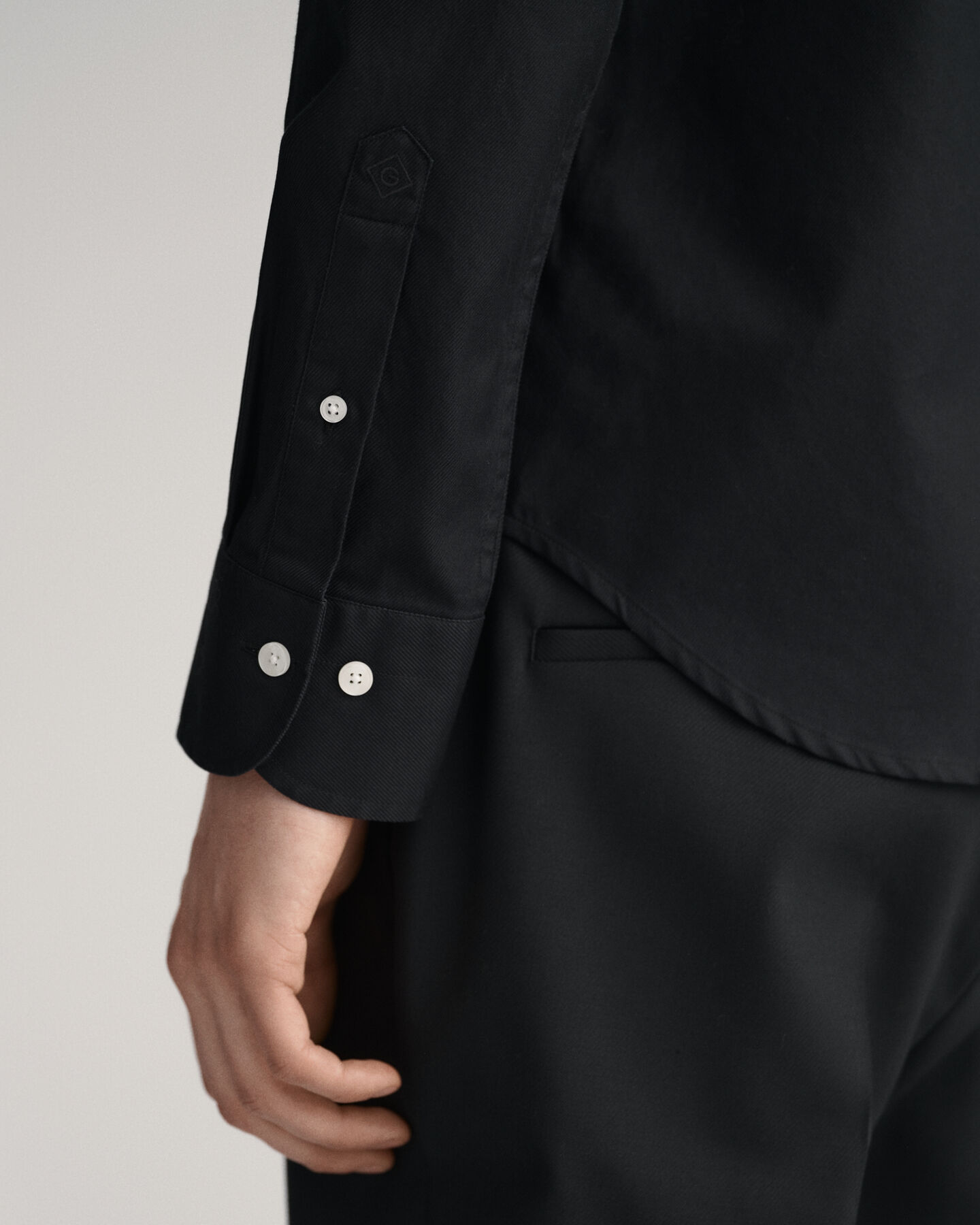 Slim fit enf&auml;rgad twillskjorta