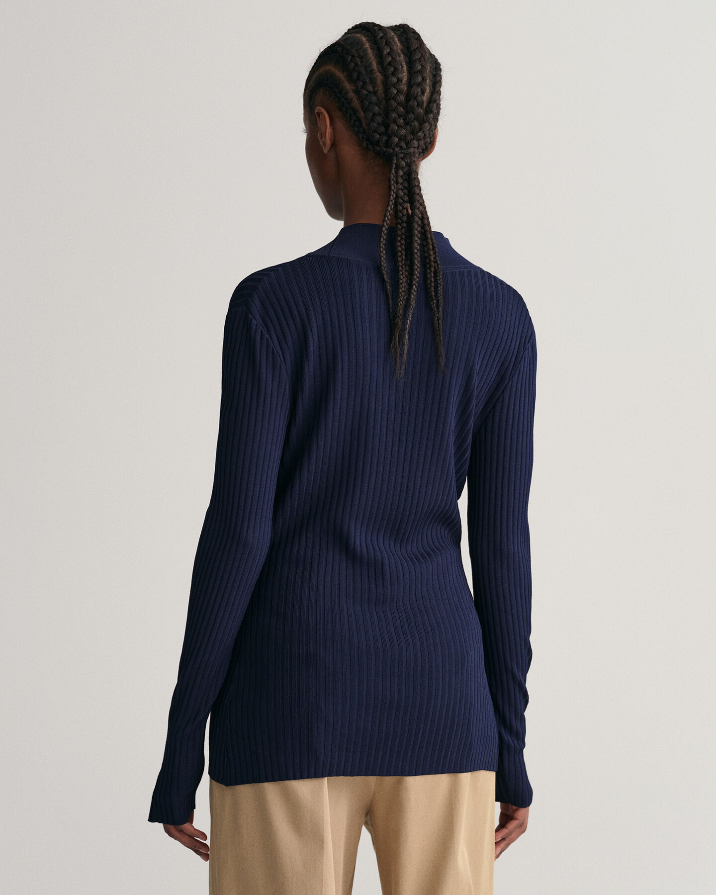 Ribbstickad tr&ouml;ja med V-ringning och l&aring;ng &auml;rm