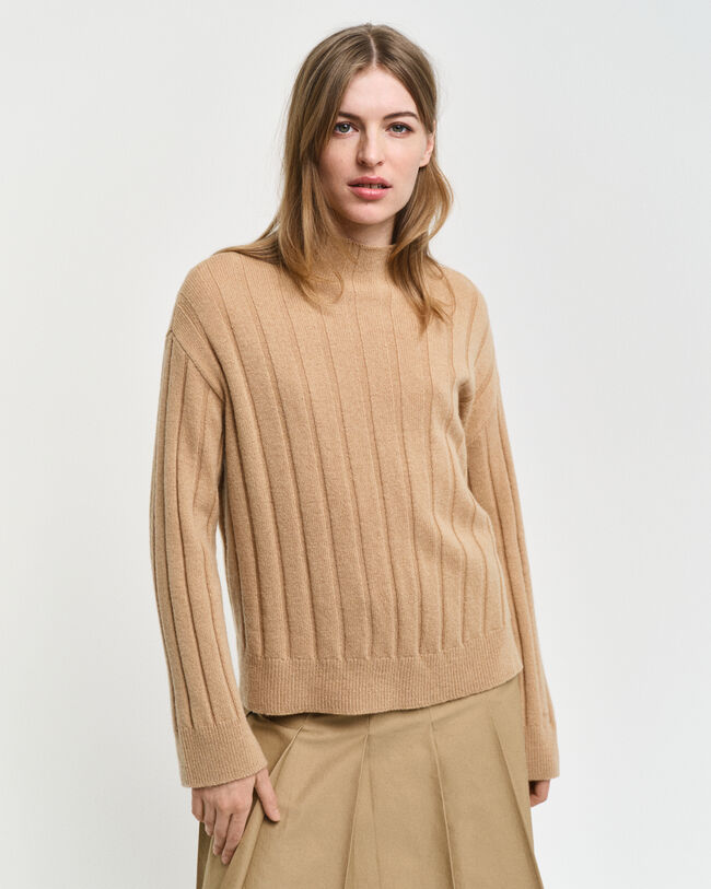 Bredribbad tr&ouml;ja i ull med st&aring;krage