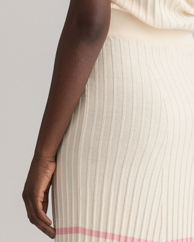 Randig ribbstickad kjol