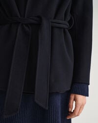 Handsydd kavaj med bälte