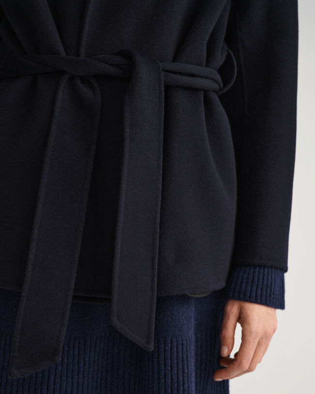 Handsydd kavaj med bälte