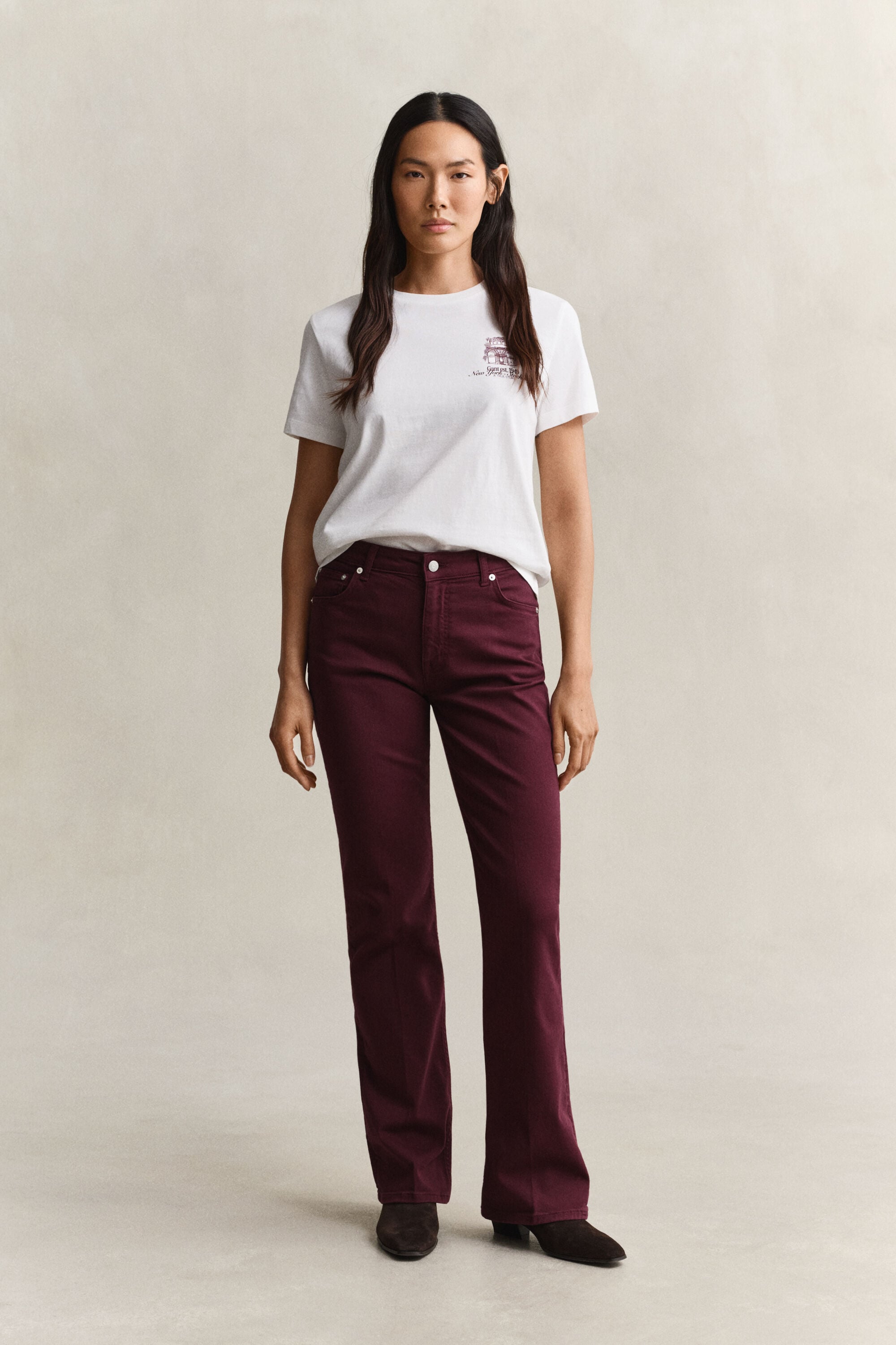 Slim färgade utställda jeans