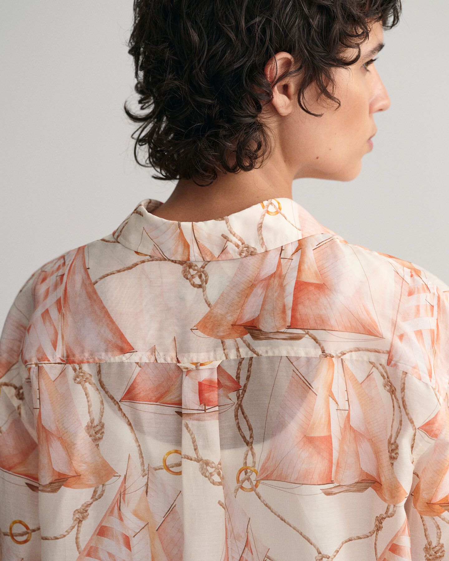 Relaxed fit seglarm&ouml;nstrad skjorta i bomull och silke