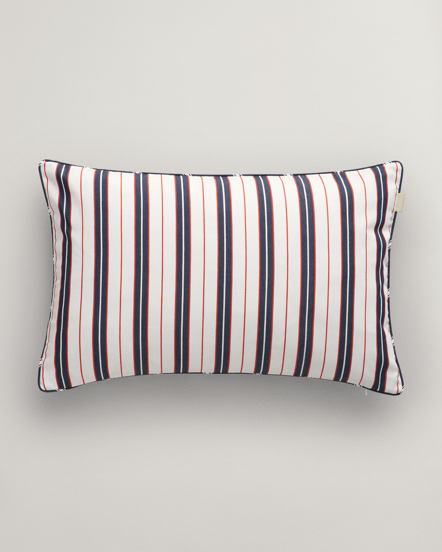 Kuddfodral med flerfärgade ränder